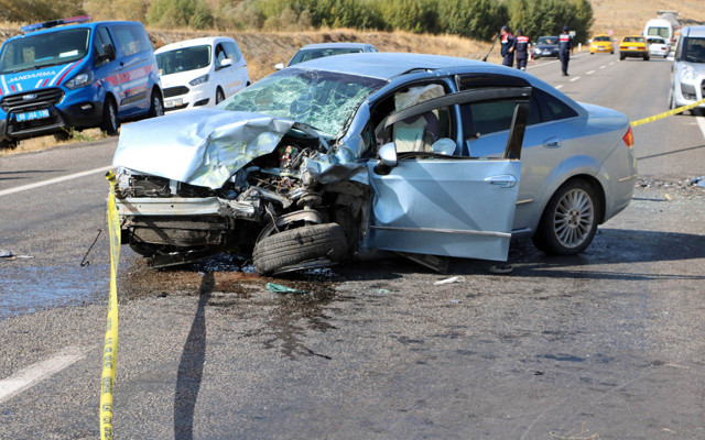 Yozgat'ta hatalı sollama yapan araç feci kazayı getirdi - Resim: 0