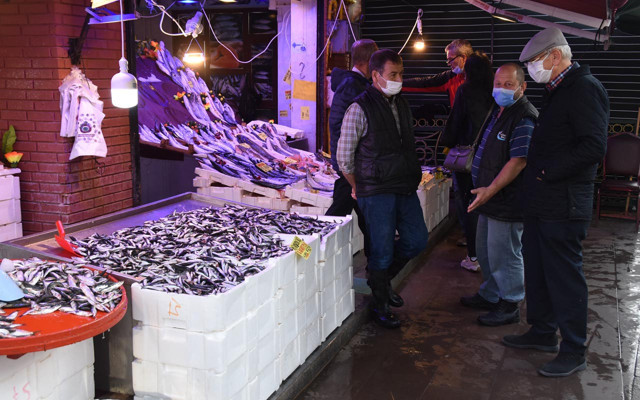 Hamsinin kilosu kırmızı eti geçti! Eskişehir'de fiyatı gören tezgahtan geri döndü - Resim: 1