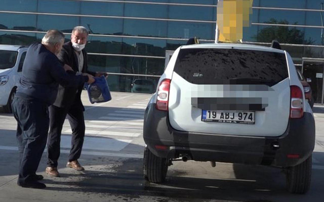 Çorum'da eşi için aldığı araç hasarlı çıkan adam benzin döküp yakmaya kalkıştı - Resim: 0