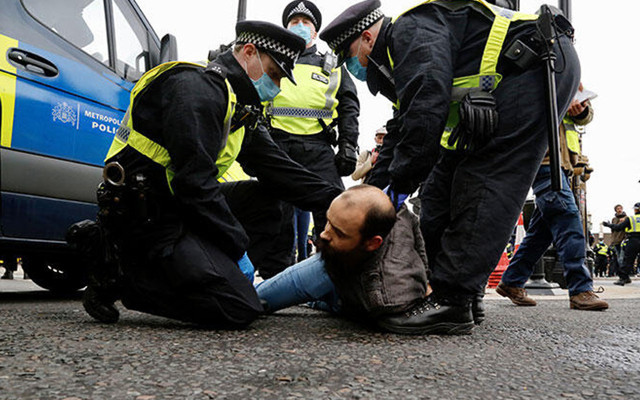 İngiltere'de aşı karşıtı grubun protestosunda ortalık karıştı! 'Hükumet yalan söylüyor' - Resim: 0
