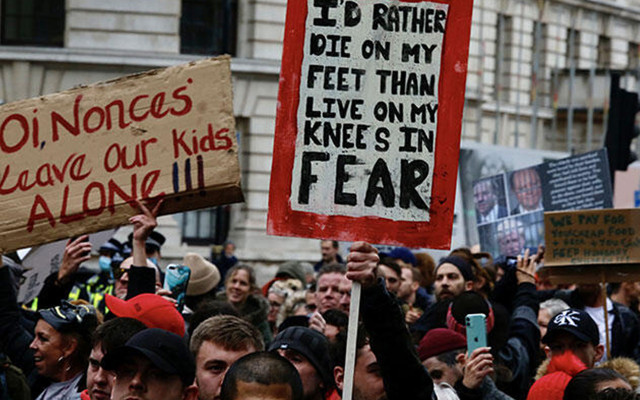 İngiltere'de aşı karşıtı grubun protestosunda ortalık karıştı! 'Hükumet yalan söylüyor' - Resim: 2