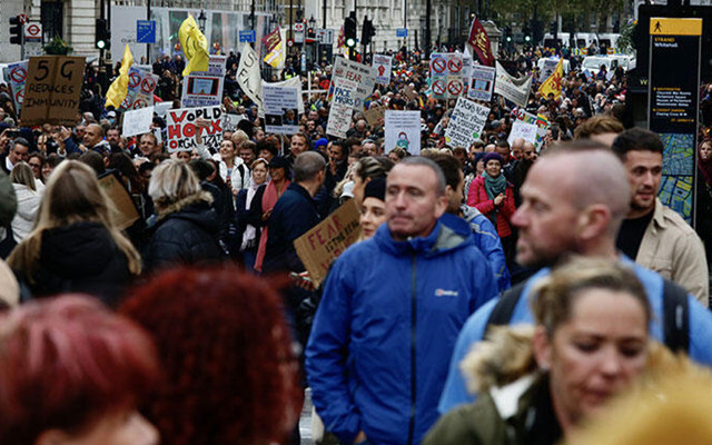 İngiltere'de aşı karşıtı grubun protestosunda ortalık karıştı! 'Hükumet yalan söylüyor' - Resim: 1