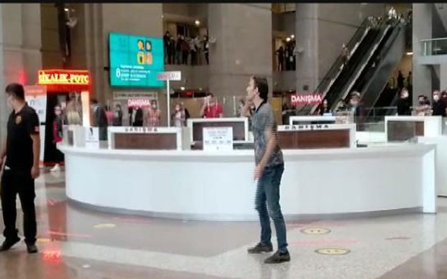 İstanbul Adalet Sarayı'nda korku dolu anlar! Bir adam falçata ile kendini kesti - Resim: 0