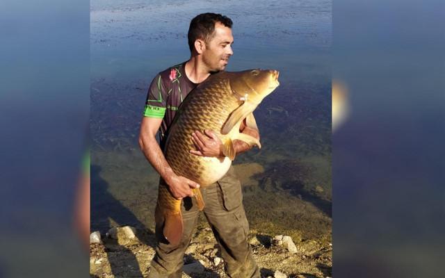 Bilecik'te yakaladığı sazanı böyle çıkarttı büyüklüğü dikkat çekti - Resim: 1