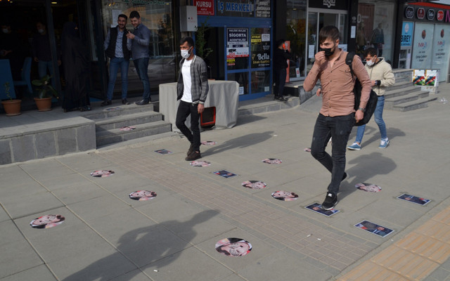 Fransa başkanı Macron'a Muşlu esnaftan tepki: Fotoğraflarını kaldırıma yapıştırdı - Resim: 1