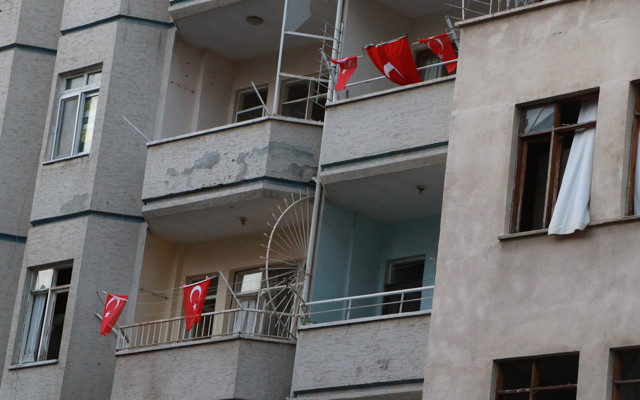 Hatay'da patlamanın yaşandığı caddede teröre 'Türk Bayraklı' tepki - Resim: 1