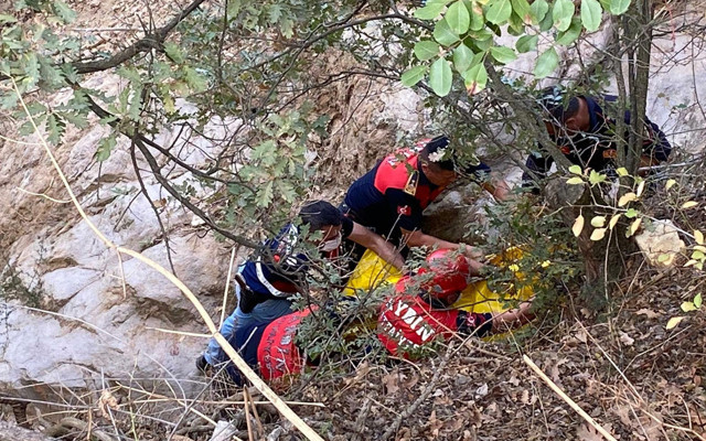 Aydın'da ölüm saniyelerle ailesinden ayırdı: Eşini ve oğlunu bıraktı uçuruma yuvarlandı - Resim: 0
