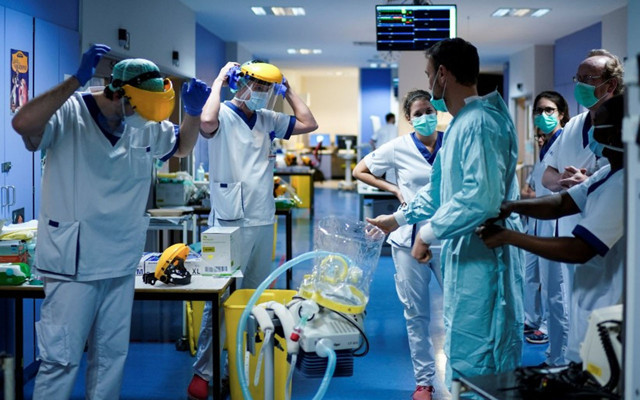 Belçika'da Covid-19 pozitif çıkan doktorların 'çalışmaya devamı' istendi - Resim: 0