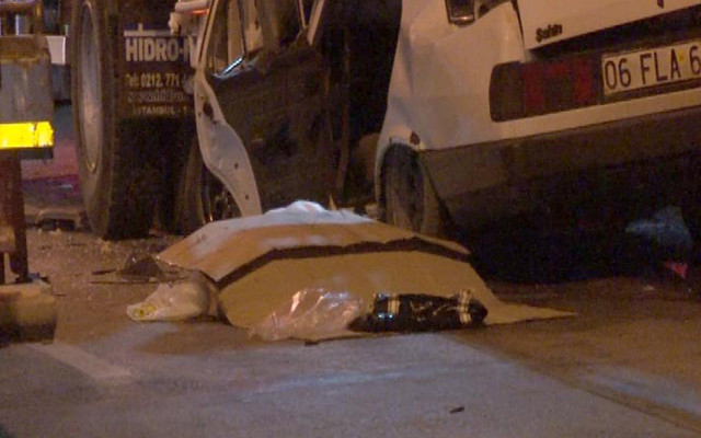 Ankara'da feci kaza: Otomobil çöp kamyonuna ok gibi saplandı - Resim: 1