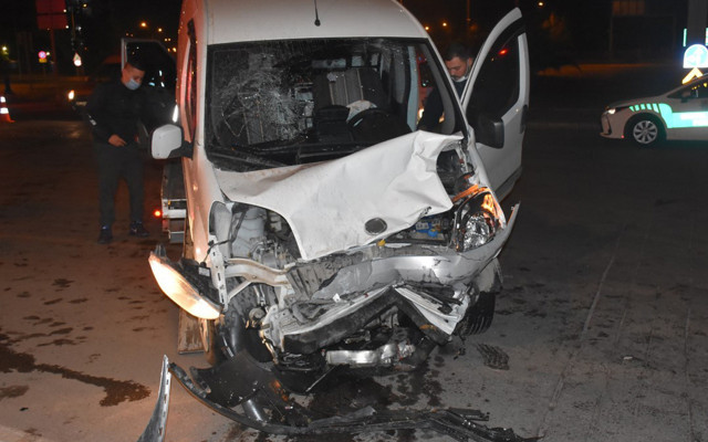 İzmir'de arkadan çarptığı otomobili hurda yığınına çevirdi - Resim: 0