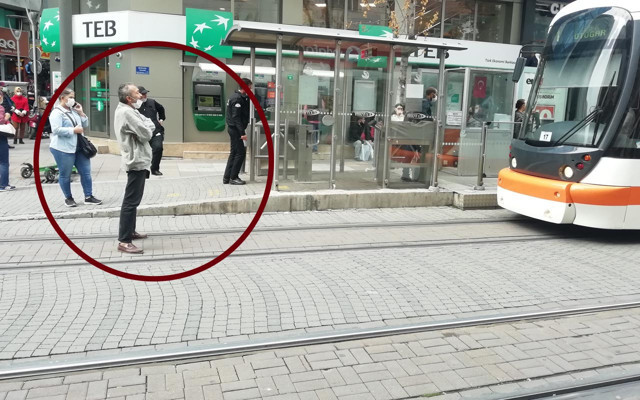 Eskişehir'de eşyalarını sokağa fırlatan kişi bu kez bakın ne yaptı - Resim: 0