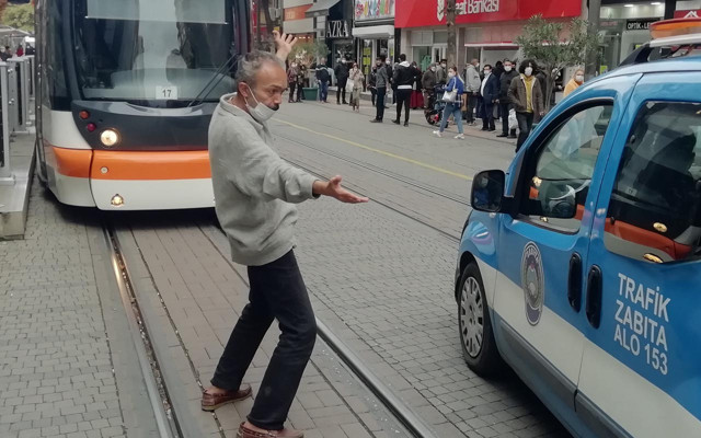 Eskişehir'de eşyalarını sokağa fırlatan kişi bu kez bakın ne yaptı - Resim: 1