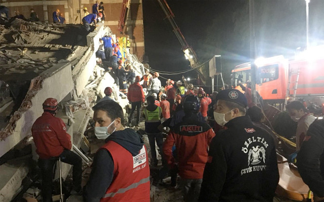 Anne ve kızı Bayraklı'daki yıkılan binanın enkazı altında kaldı - Resim: 0