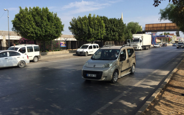 Adana'da 20 metre ilerideki üst geçidi kullanmayan kadın minibüsün çarpmasıyla öldü - Resim: 1