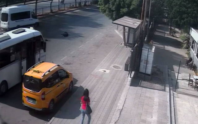 Adana'da 20 metre ilerideki üst geçidi kullanmayan kadın minibüsün çarpmasıyla öldü - Resim: 0
