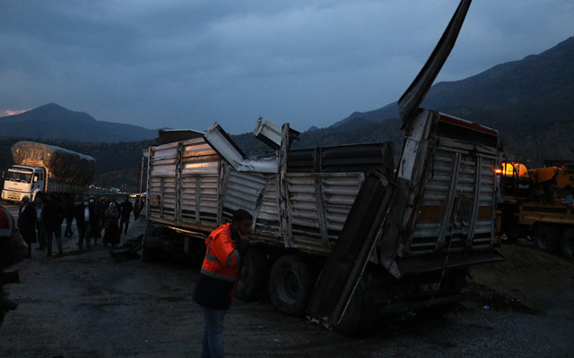 Bitlis'te TIR ve yolcu otobüsü çarpıştı 4 ölü 14 yaralı - Resim: 0