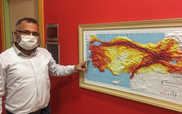 Doç. Dr. Serkan Irmak İzmir'i uyardı: Ana artçı henüz yaşanmadı hasarlı evlere girmeyin - Resim: 0