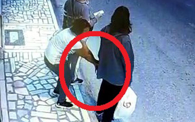 Bursa'da durakta bekleyen kıza hırsızlık şoku! Organize bir şekilde soydular - Resim: 0