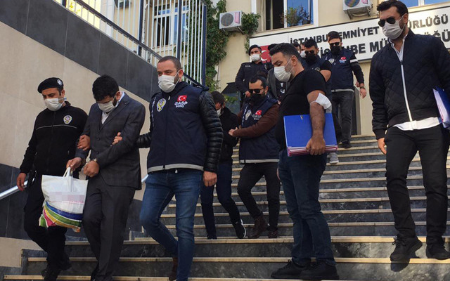 Büyükçekmece'de 'Dumanlar' çetesine polis darbesi! Esnafı haraca bağlıyorlardı - Resim: 1