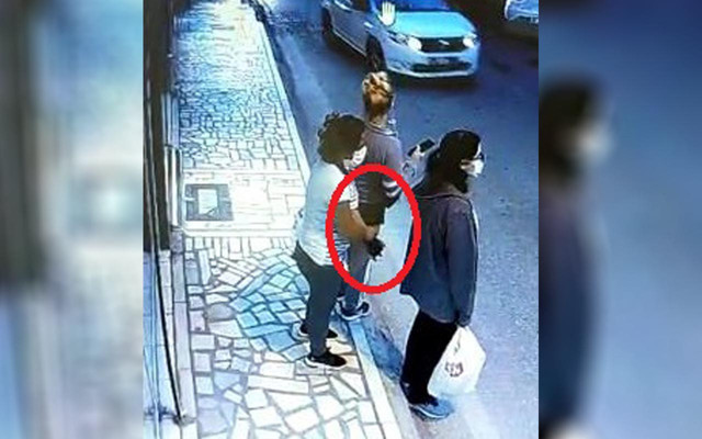 Bursa'da durakta bekleyen kıza hırsızlık şoku! Organize bir şekilde soydular - Resim: 1