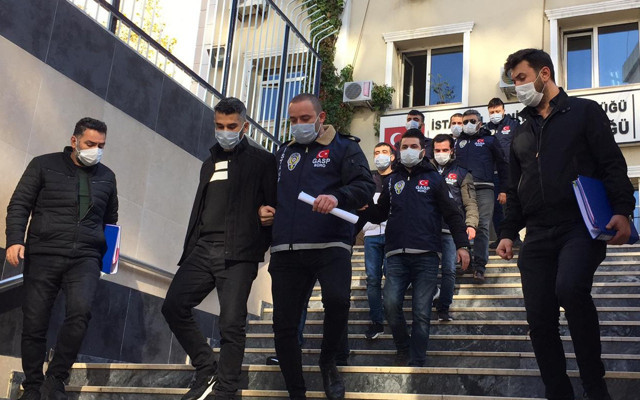 Büyükçekmece'de 'Dumanlar' çetesine polis darbesi! Esnafı haraca bağlıyorlardı - Resim: 2