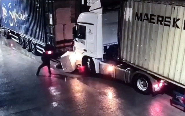 Kahramanmaraş'ta akılalmaz ölüm: Pamuk balyası üzerine düştü - Resim: 1