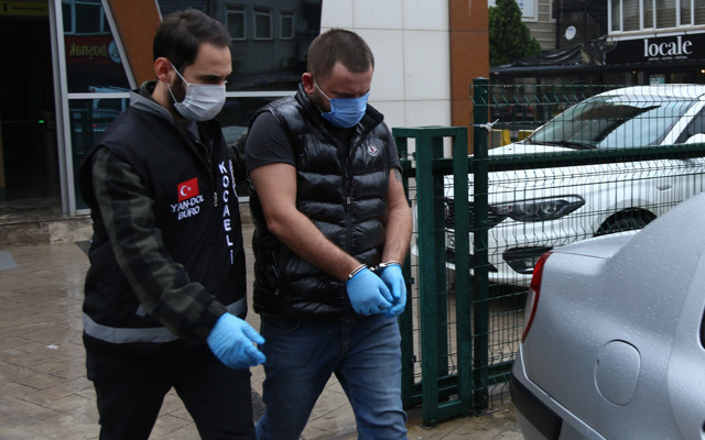 Kocaeli'de 'polisim' yalanıyla 165 bin lira dolandırdı! Polis bankada yakaladı - Resim: 0