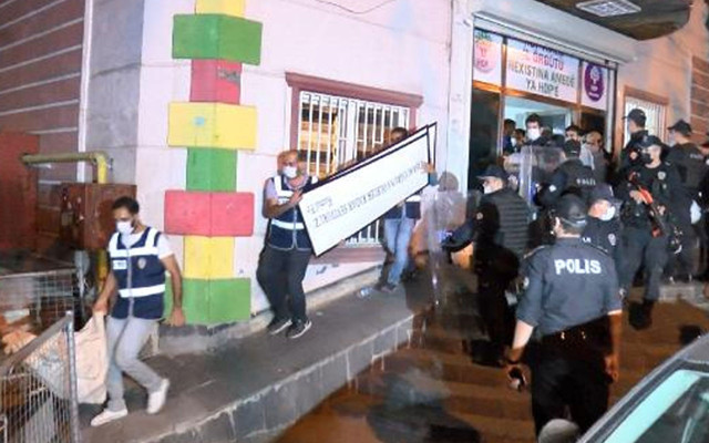 Diyarbakır'daki operasyon! HDP binasından PKK’nın kaçırdığı çocukların bilgileri olan ajanda çıktı - Resim: 3