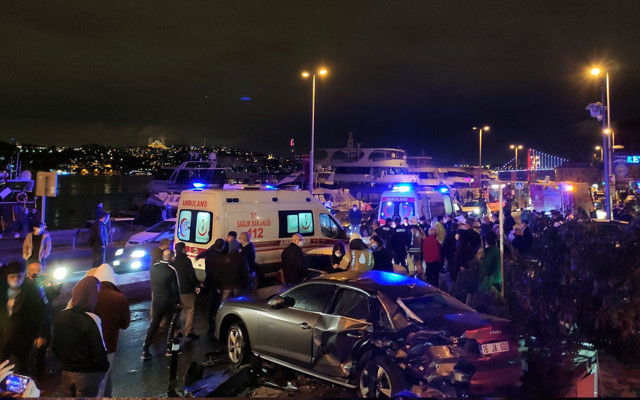 Beşiktaş'ta aşırı hız kazayı beraberinde getirdi: 2 kişi yaralandı - Resim: 1