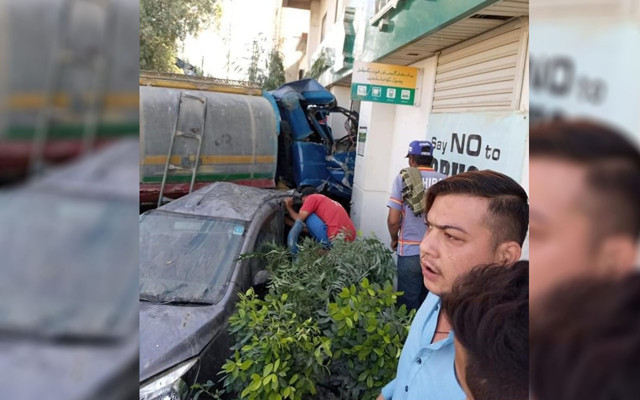 Pakistan'da su tankeri 'aşırı hız' nedeniyle bankaya çarptı: 1 ölü 7 yaralı - Resim: 0