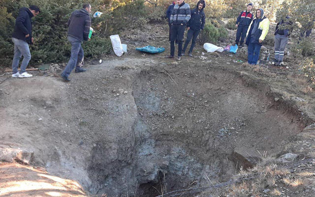 Eskişehir'de defineciler tam takım! Açtıkları çukur 'pes' dedirtiyor - Resim: 0