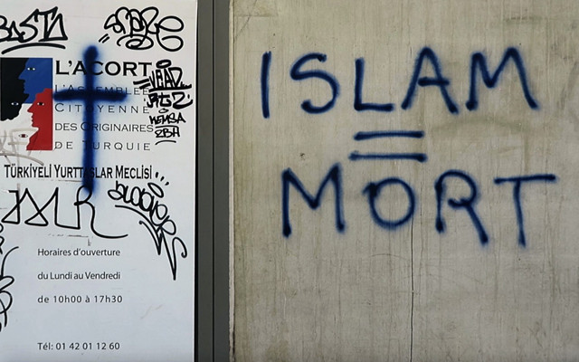 Paris'te çirkin saldırı! Türk derneğine sprey boyalarla yazdılar - Resim: 0