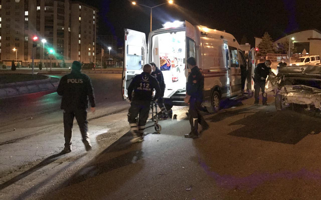 Kayseri'de ölüme terk ediş! Çarptığı otomobilde yaralıları bırakıp kaçtı - Resim: 0