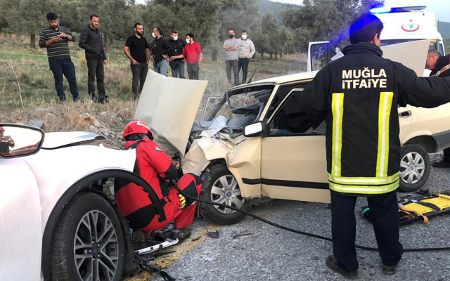 Muğla'da otomobiller kafa kafaya çarpıştı: 1 ölü 3 yaralı - Resim: 0