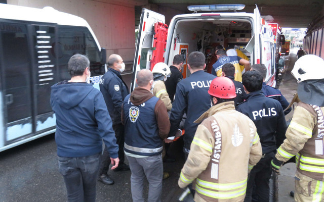 Kadıköy metro istasyonunda raylara atlayan kişi kanlar içinde kaldı - Resim: 0
