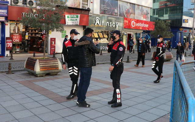 Sultanbeyli’de yaya yoğunluğunun olduğu meydanlarda ve otobüs duraklarında sigara içme yasağı getirildi - Resim: 1