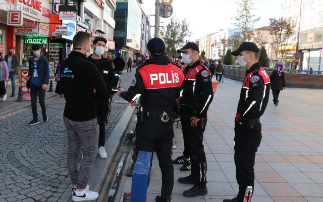 Sultanbeyli’de yaya yoğunluğunun olduğu meydanlarda ve otobüs duraklarında sigara içme yasağı getirildi - Resim: 0