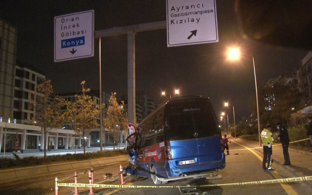 Ankara'da yön direğine çarpan dolmuş hurda yığınına döndü - Resim: 0