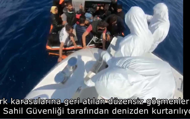 Sopalarla vuruyor ateş açıyor NATO gemisi izliyor! Yunanistan'ın Ege'de vicdansız davranışı - Resim: 1