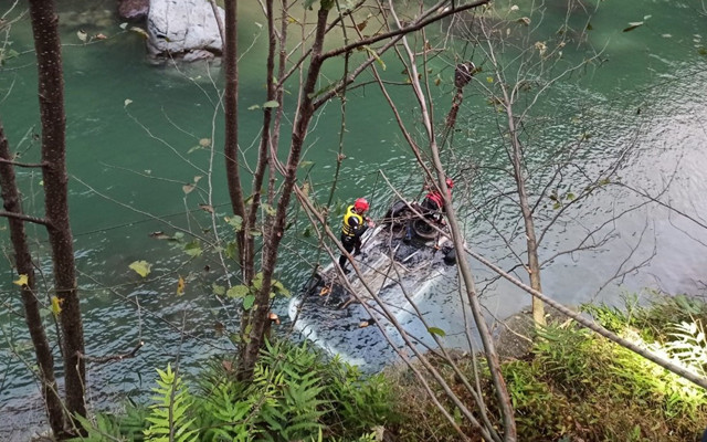 Rize'de dereye uçan araçta sürücünün cansız bedeni 100 metre ileride bulundu - Resim: 1