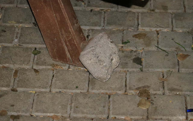 Adana'da maske takmaları için uyarılan şahıslar taşla polise saldırdı - Resim: 0