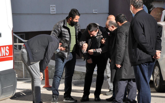 Erzurum'da işçilere malzeme götüren apartman yöneticisi çatından düşerek öldü - Resim: 0