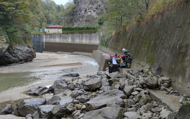 Rize'de dereye uçan araçta sürücünün cansız bedeni 100 metre ileride bulundu - Resim: 0