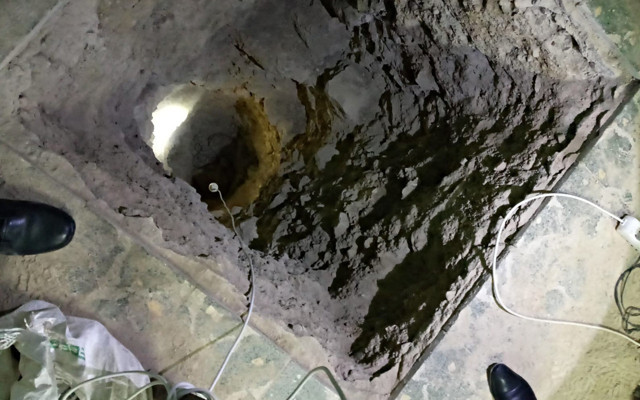 İzmir'de inanılmaz görüntüler! Mutfakta kaçak kazıya jandarma darbesi - Resim: 0