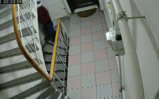 Beşiktaş'ta kuryenin yaptığı iğrençlik! Siparişi teslim etti binaya tuvaletini yaptı - Resim: 0