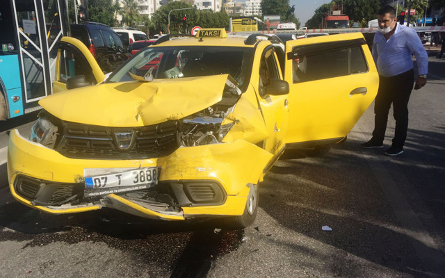 Antalya'da ehliyetine el konulmasına rağmen araç başına geçti! 6 kişi yaralandı - Resim: 1