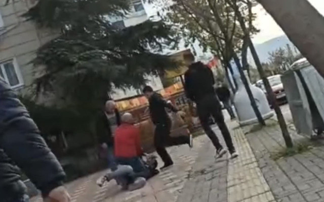 Bursa'da esnaf yakaladığı hırsıza meydan dayağı attı - Resim: 0