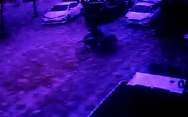 Bursa'da esnaf yakaladığı hırsıza meydan dayağı attı - Resim: 1