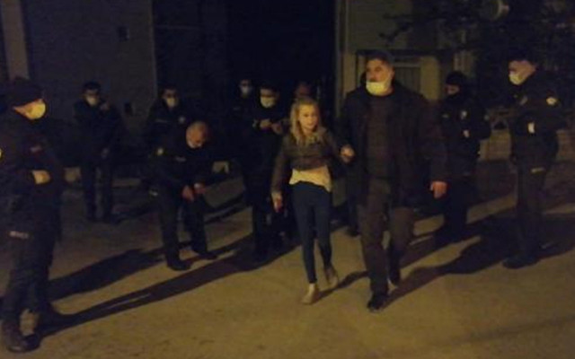 Karabük'te komşular polisi aradı! Tartıştığı kocasını sırtından bıçakladı - Resim: 1