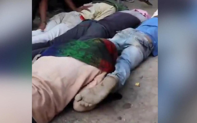 Hindistan'da bir garip festival: Kendilerini çiğnetip yüzlerine sürdüler - Resim: 0